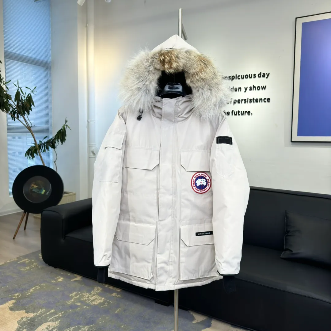 P800 Canada Goose "Canada Goose"🇨🇦 Beichen White / 08 Expedition Parka 4660M Product color: black, off-white, red, sand pink, sky blue, graphite gray, Beichen white, navy blue, sky blue, gray camouflage gray black label Product size: XS, S, M, L, XL, XXL The Expedition was originally a parka designed for scientists at the McMurdo Research Station in Antarctica. Whether your next journey takes you into the frozen urban jungle or across uncharted ice fields, wear Canada Goose's Expedition Parka and get proven results year after year in Antarctica by the National Science Foundation's Center for Polar Research.  Material list: 1⃣ Uses Y-shaped Velcro imported from Taiwan (exclusive in the market) 2⃣ Uses 18-count polyester-cotton blended fabric imported from South Korea (authentic synchronized fabric) 3⃣ National standard 80% white duck down, (zp uses 80% white duck down/90% of all boasts are fake) 4⃣ Western Canadian coyote hair (non-market dyed fox hair filled with wolf hair) Material analysis characteristics: 1⃣ The original/polyester-cotton fabric has a high polyester fiber content, and the polyester-cotton fabric has high heat and light resistance and good stability. It has bright colors, high fiber strength, durability, light resistance, heat resistance, and straightness. 2⃣ As we all know, the original version uses 80% white duck down. The fill power refers to the cubic inches of volume occupied by each ounce (30 grams) of down under certain conditions. If one ounce of down occupies 500 cubic inches, the fill power of the down is 500. So we can simply understand it as: fill power is the volume of down, and the volume of down is fill power. The higher the fill power of down, it means that under the same filling amount, down can fix a larger volume of air layer to keep warm and insulate, so the warmth retention of down is better. 3⃣ Western Canadian coyote hair, "large range of selected neck hair" is soft and fluffy, each wolf hair is 60-63 long / 14-16 wide at the peak, this width + preferred parts. It is basically unmatched by the same industry